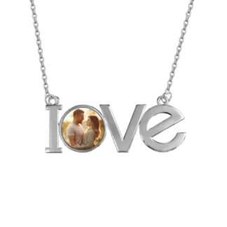 Este Colar personalizável com foto e a palavra "Love" é uma escolha amorosa e significativa, permitindo ao utilizador sentir a atmosfera de amor e felicidade em todos os momentos, tornando-se um precioso símbolo de emoção.