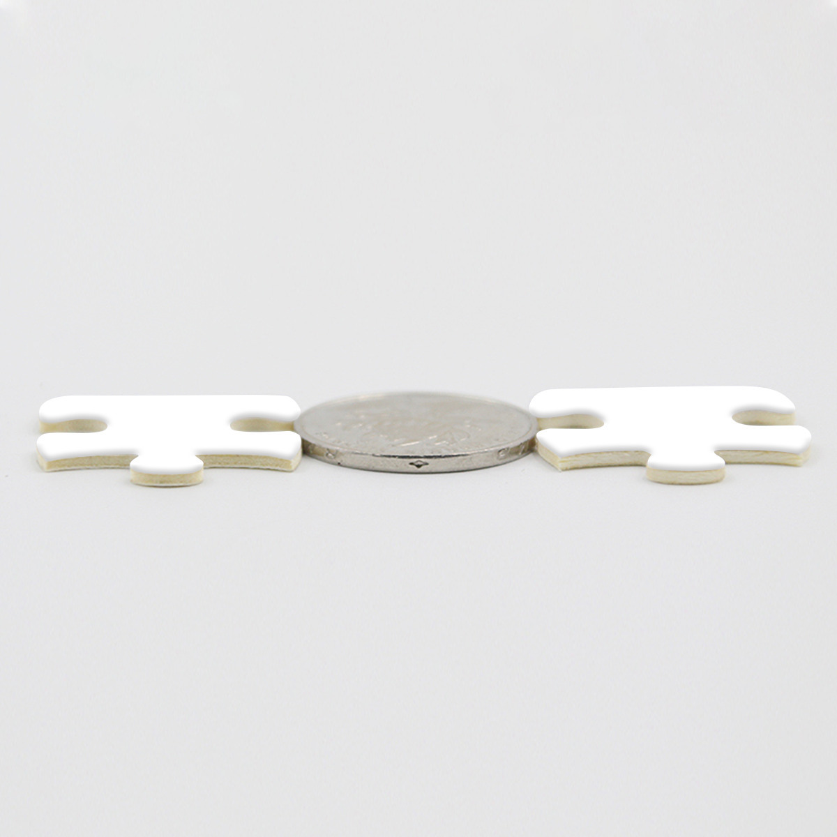 O nosso Puzzle redondo em madeira para personalizar, é feito com peças em madeira, com impressão UV, resistente e cor brilhante. Ofereça memórias, ofereça um puzzle personalizado.