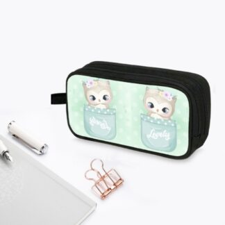 Organize os materiais escolares com este Estojo escolar para personalizar, com 2 divisórias, onde o pode tornar no que quiser. Personalize ou customize com uma imagem do seu agrado. Fale connosco pelo whatsapp (+351  919 755 533) e ajudamos durante todo o processo. Portes Grátis
