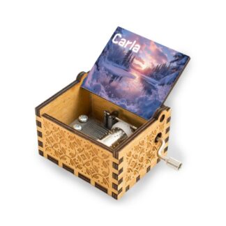 Deixe-se envolver com esta linda Caixa de música em madeira para Personalizar ao seu gosto. Ideal para relaxar ou até mesmo para oferecer a quem mais gosta. Personalize ou customize com uma imagem do seu agrado. Fale connosco pelo whatsapp (+351  919 755 533) e ajudamos durante todo o processo. 
